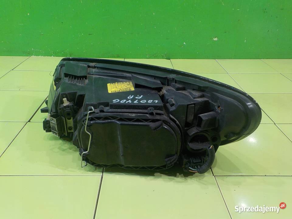 VOLVO C30 25T5 07r 3D lampa prawa przod 30657175 osobowe mazowieckie Suków