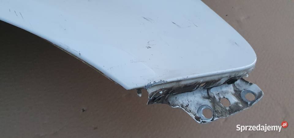 AUDI A3 8P LIFT 08 BŁOTNIK PRAWY Z UCHWYTAMI Trzciel