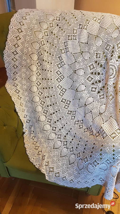 Duża okrągła serwetka robiona na szydełku Myszków