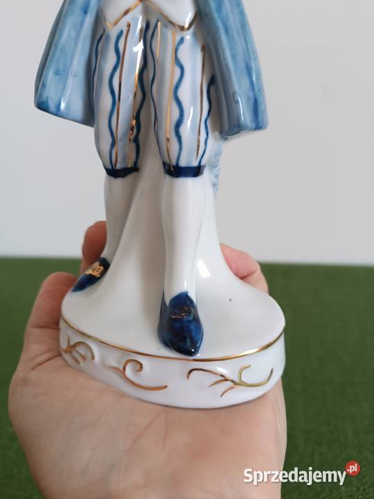 Figurka dworzanina z książką