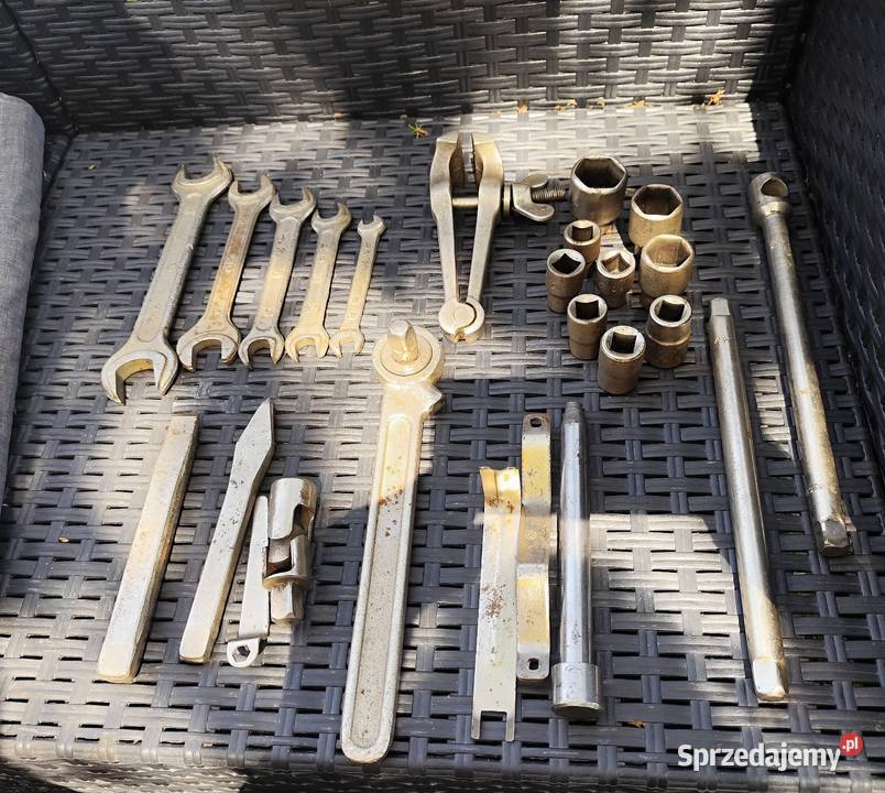 Zestaw kluczy w metalowej skrzynce z PRL Sosnowiec