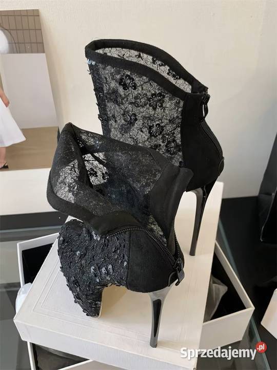 Koronkowe botki na wysokim obcasie w kolorze dolnośląskie