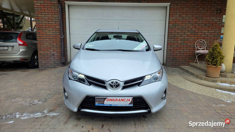 Toyota Auris 16 132 GAZ PREMIUM pakiety Salon Hatchback sprzedam