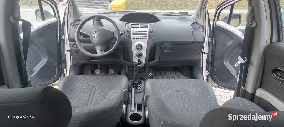 Toyota Yaris srebrna rocznik 2005 stan nieuszkodzony Czeladź