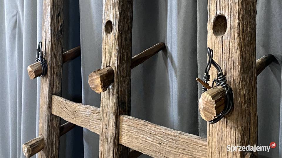 Stary drewniany wieszak gospodarczy rustykalny