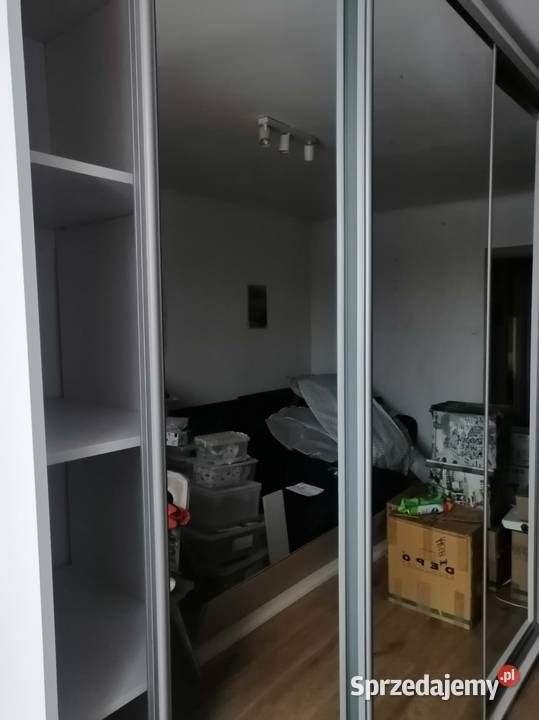 Trzydrzwiowa pojemna szafa