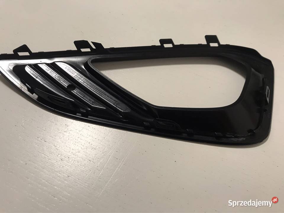 Fiesta MK8 ST prawa ramka halogen zderzaka osobowe