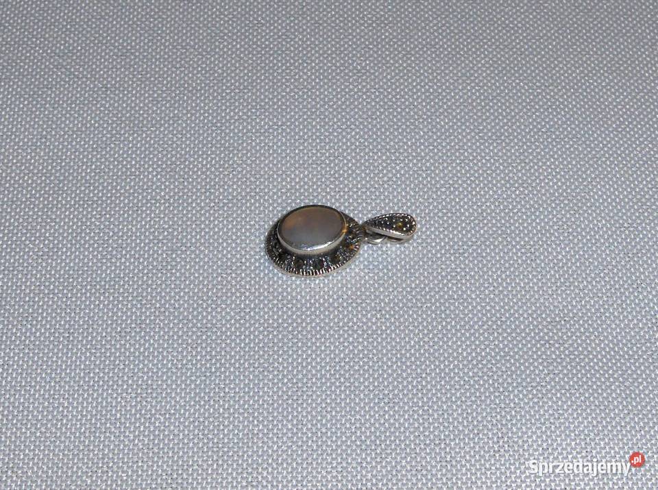 Srebrny wisiorek z markazytami i masą perłową