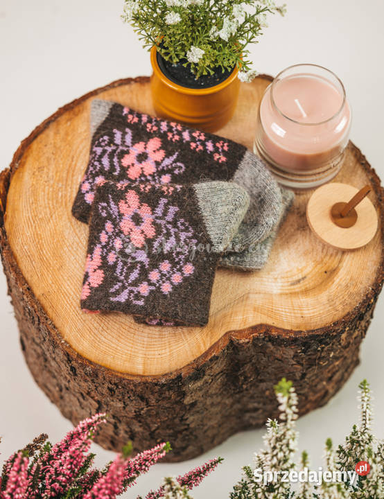 Czarnoszare skarpetki z różowymi kwiatkami z Szaflary