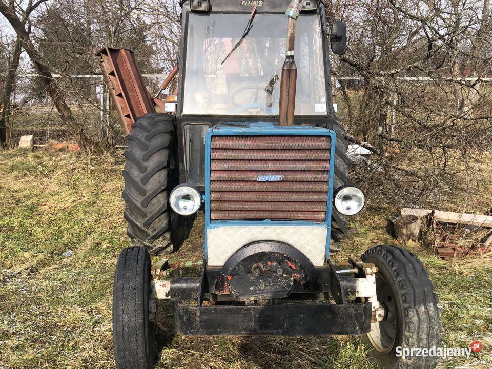 Niebieski ciągnik fiat