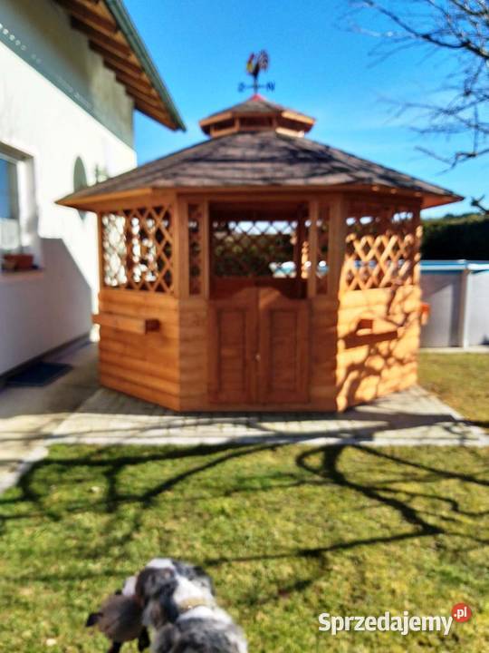 Duża ośmiokątna altana ogrodowa z ławami i Architektura ogrodowa