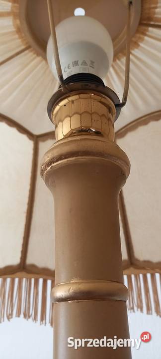 Elegancka drewniana lampa podłogowa w stylu Skierniewice