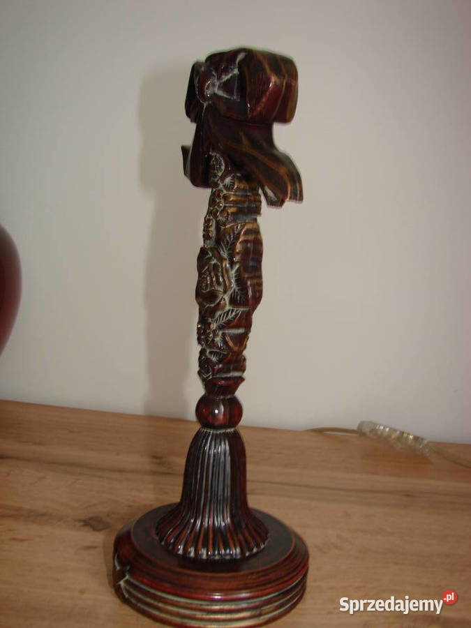 świecznik z kokardą i kwiatami