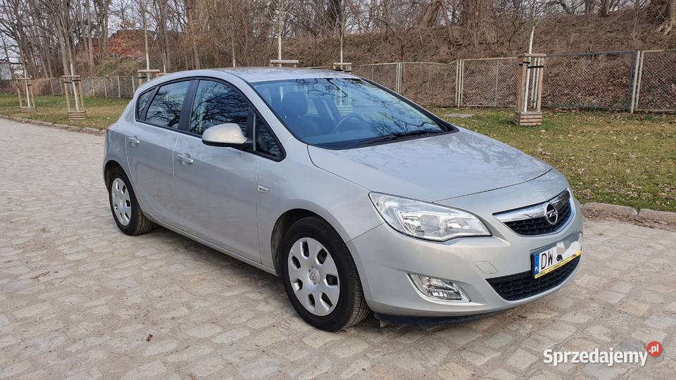 Opel Astra J 16 benzyna 2010r bezwypadkowy nieuszkodzony dolnośląskie Wrocław sprzedam