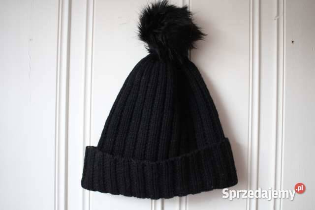 czarna wełniana czapka z pomponem hm 80 wełna kujawsko-pomorskie