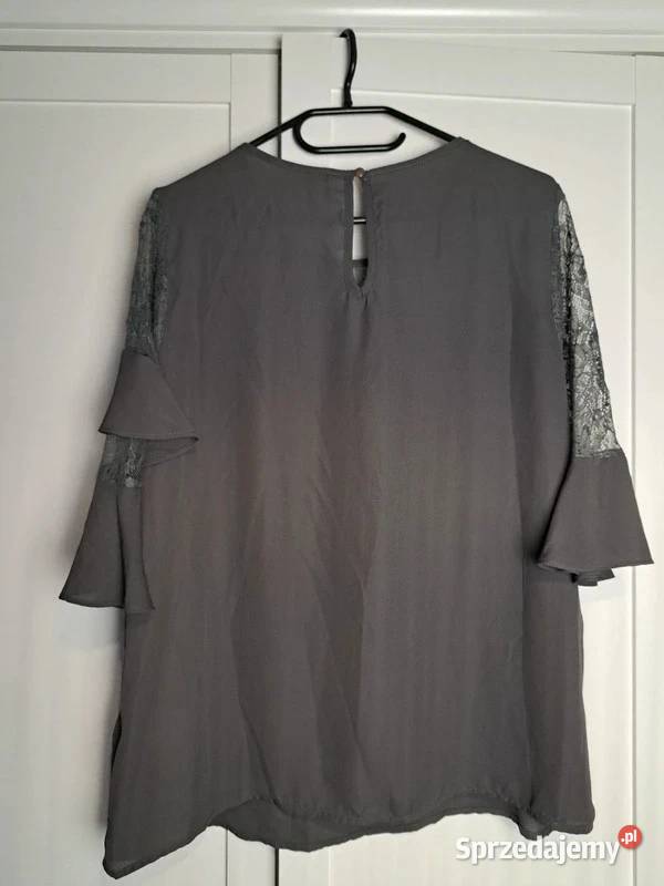 Szara bluzka z koronką i falbanami marki Pleione Trąbki Wielkie