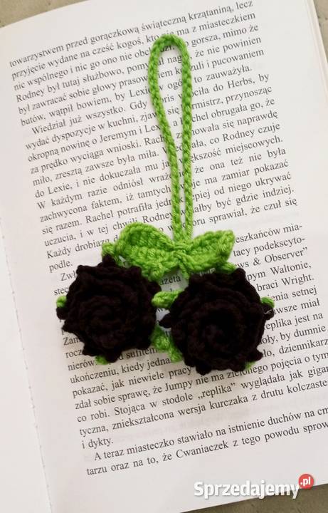 Czarne różyczki wykonane na szydełku brelok do Rękodzieło Łask