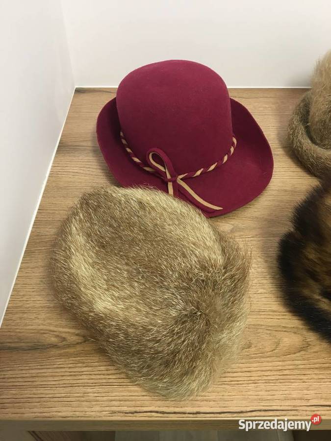 Czapka z futra naturalnegoczapki PRL kapelusze kujawsko-pomorskie Sępólno Krajeńskie