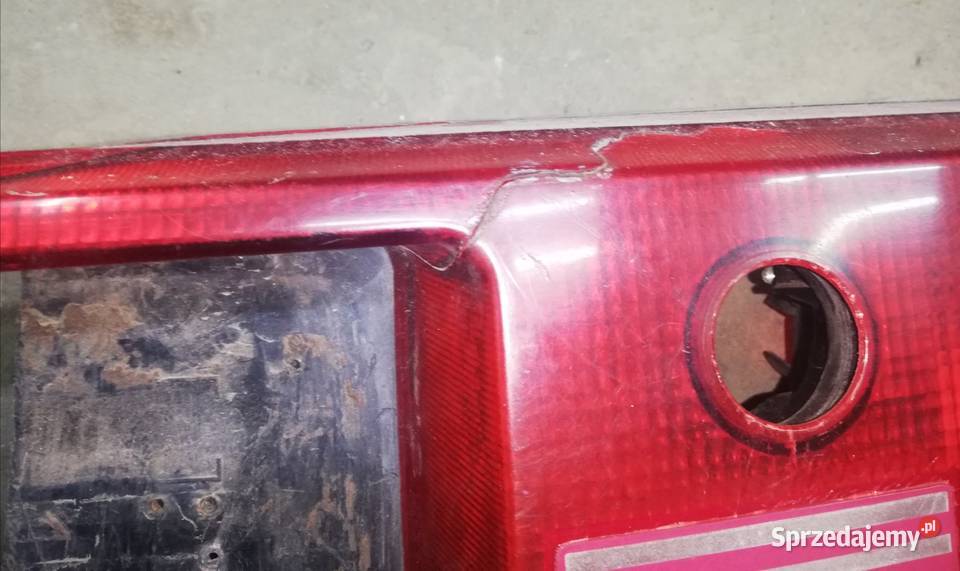 Blenda tylnej klapy czerwona lampy Audi 80 90 b3