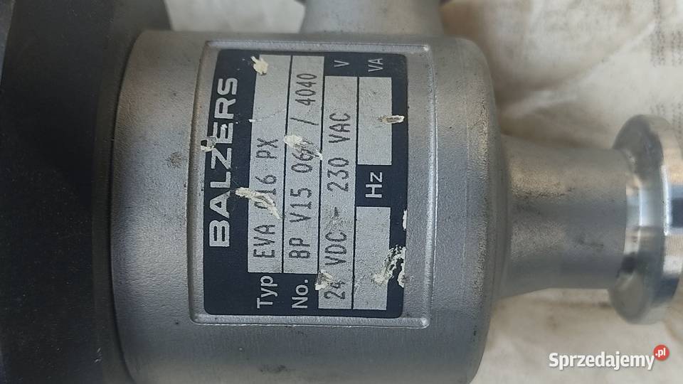 Próżniowy zawór kątowy Balzers EVA 016P DN16