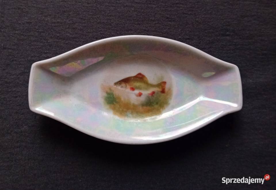 Mały iryzowany półmisek z rybą Ćmielów sygnatura