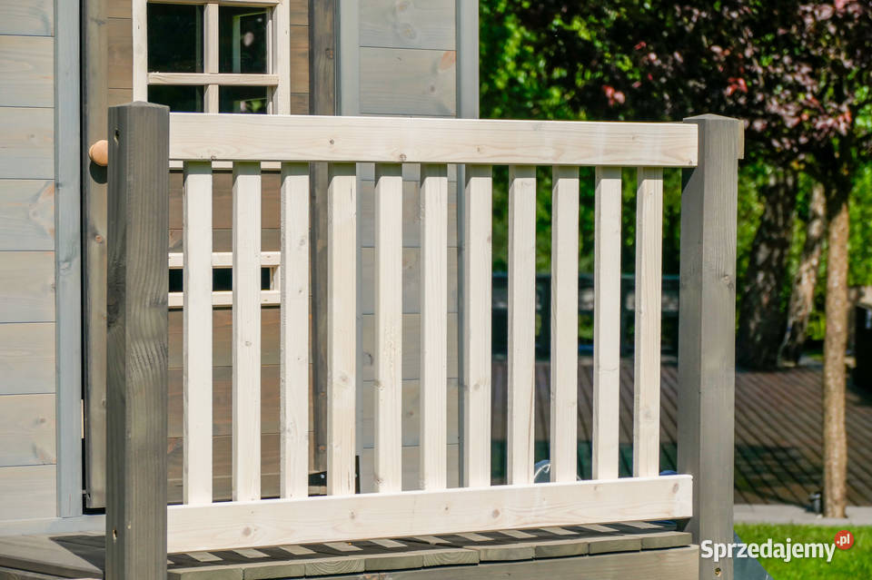 Drewniany szary domek ogrodowy z podestem