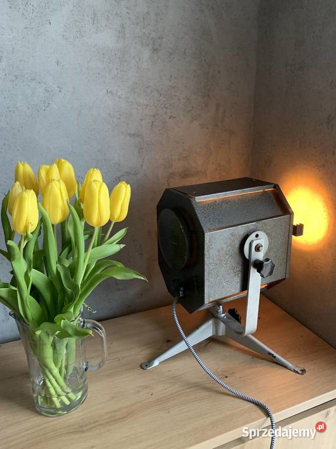 Lampa teatralna z PRLu Loft Poznań