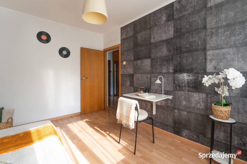 Dwa pokoje na zielonym Mokotowie plus balkon i Rok budowy 2003