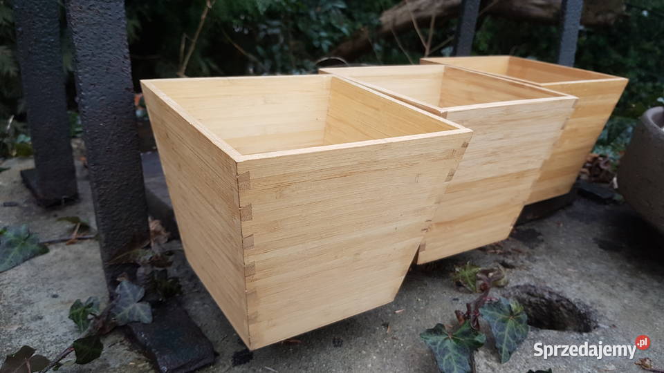 Trzy drewniane osłonki na doniczki Myszków