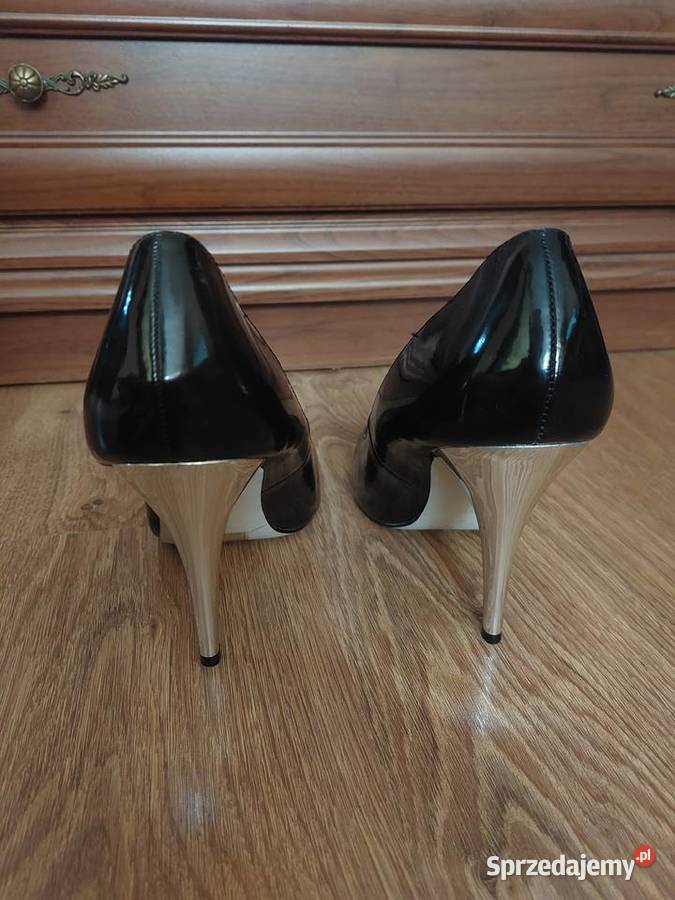 Czarne buty ze srebrnymi szpilkami