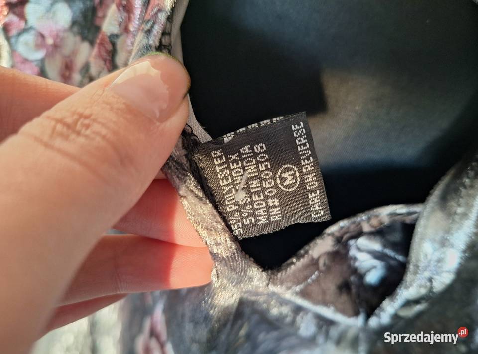 Piękna welurowa sukienka hiszpanka z odkrytymi szary/srebrny