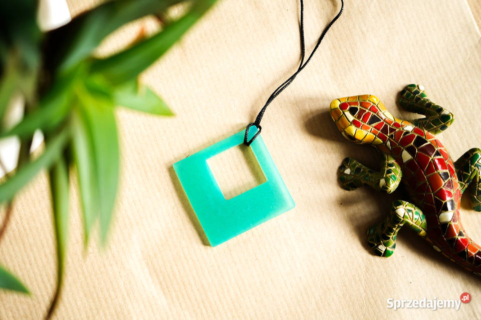 Turkusowy wisiorek romb świecący w ciemności i mazowieckie Warszawa