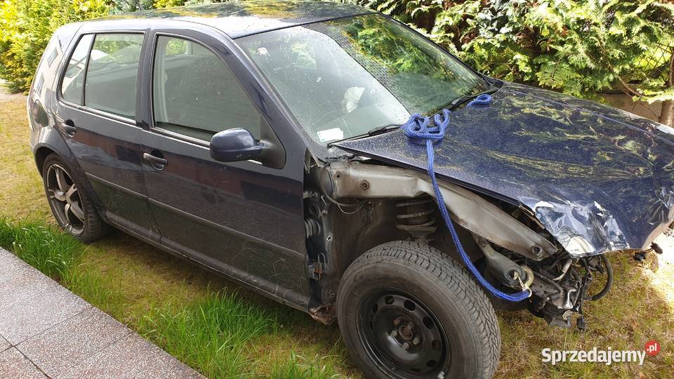 Volkswagen Golf 4 Uszkodzony 16 benzyna 1999 granatowy Chojnice