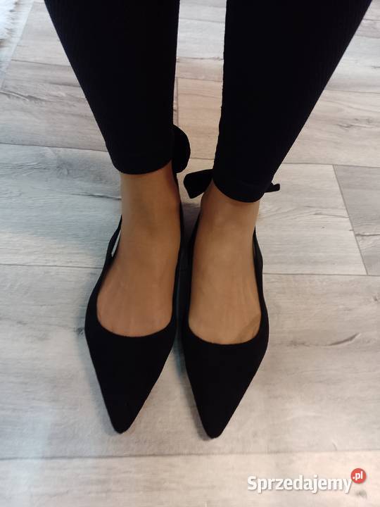42 Czarne baleriny wieczorowe z odkrytą piętą