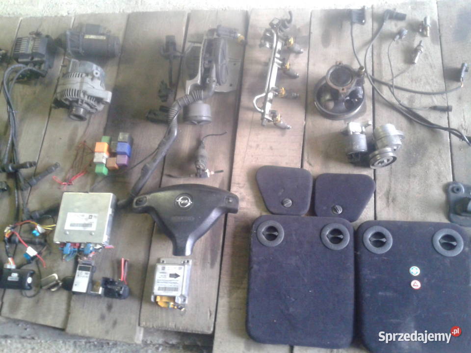 opel tigra lampa tył lewa prawa boczek bagażnika Rok produkcji 1998