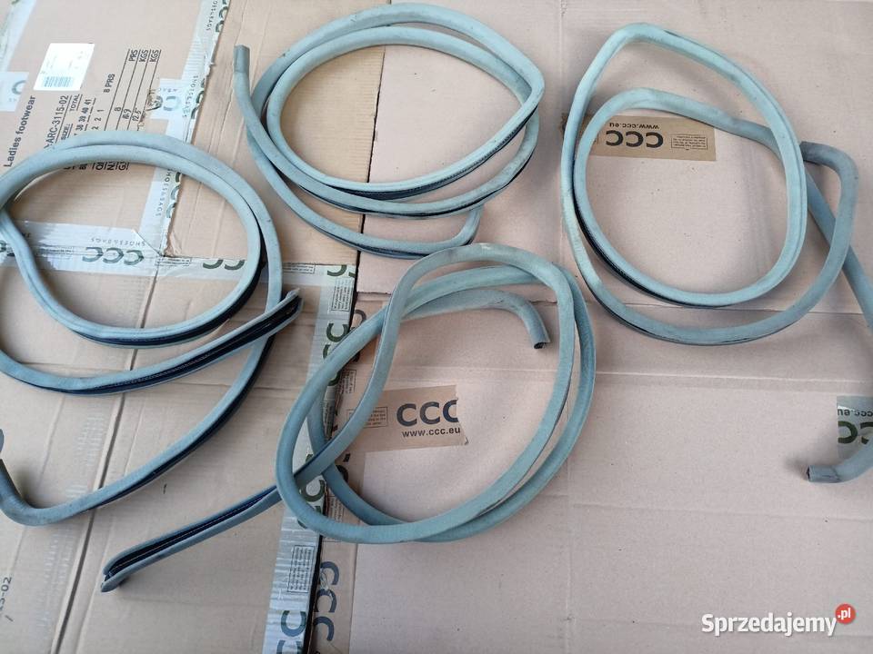 Mercedes 190 uszczelki materiałowe wokół drzwi