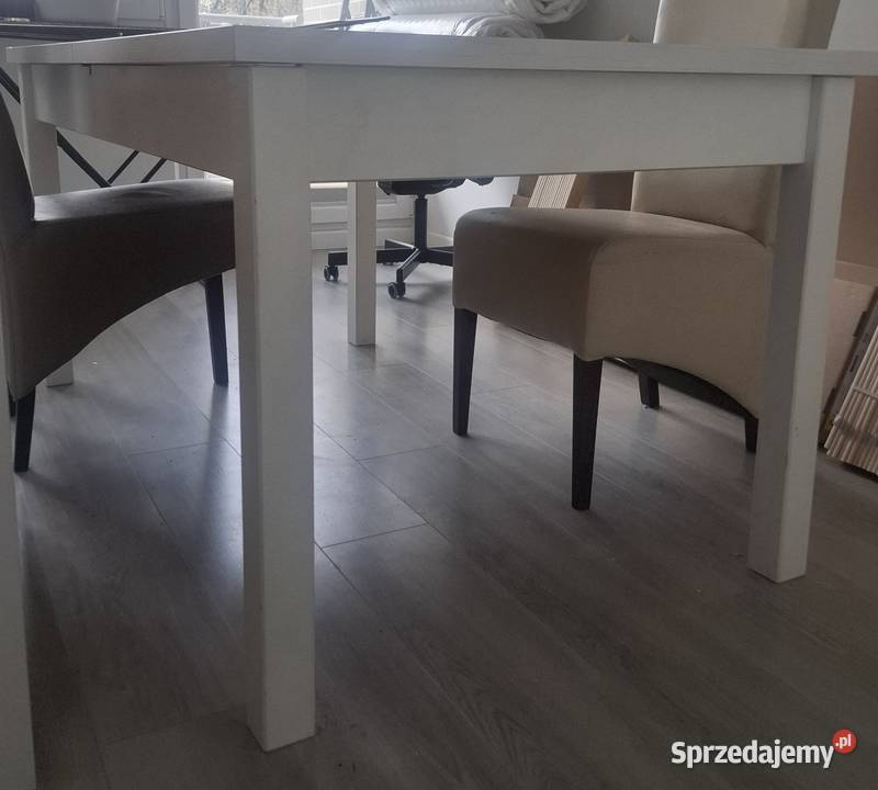 Duży rozkładany stół z drewna