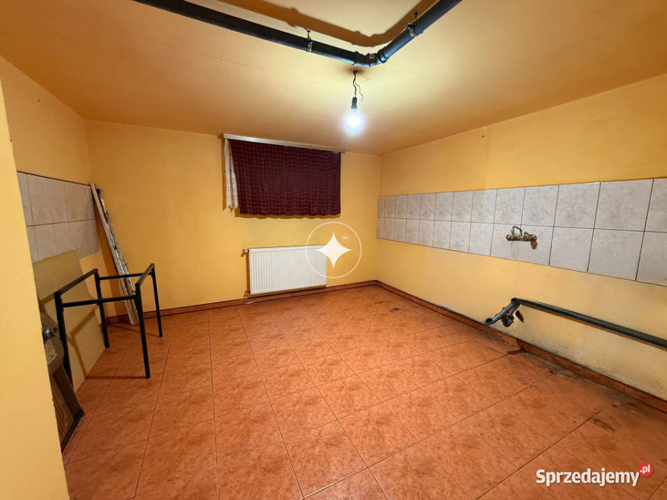 Dom spokojnej ulicy rzeką pustak