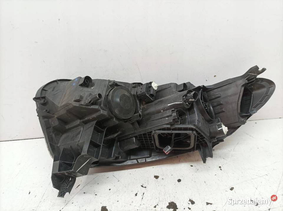 LAMPA PRZÓD PRAWA EUROPA LEKKO USZKODZONA