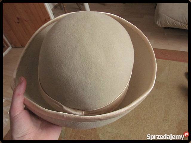 Beżowy kapelusz damski zdobiony tasiemką Płock