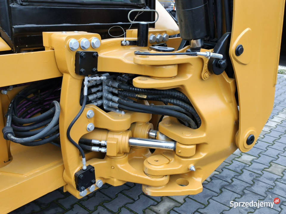 na równych kołach Caterpillar 444E Premier Widełki