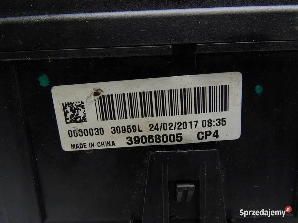 SKRZYNKA BEZPIECZNIKÓW 39068005 OPEL CORSA E 14