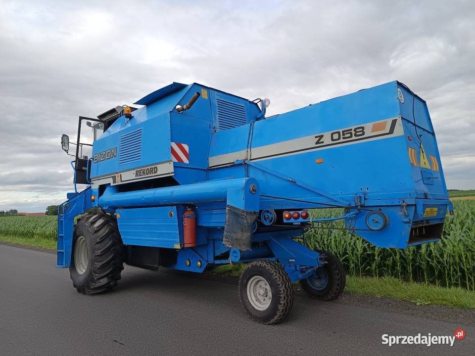 Kombajn zbożowy Bizon Rekord niebieski na dużej Kutno