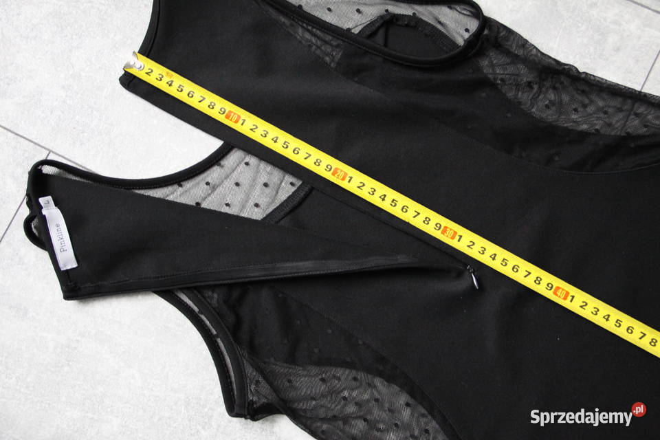 Czarna sukienka z wstawką z tkaniny plumeti czarny