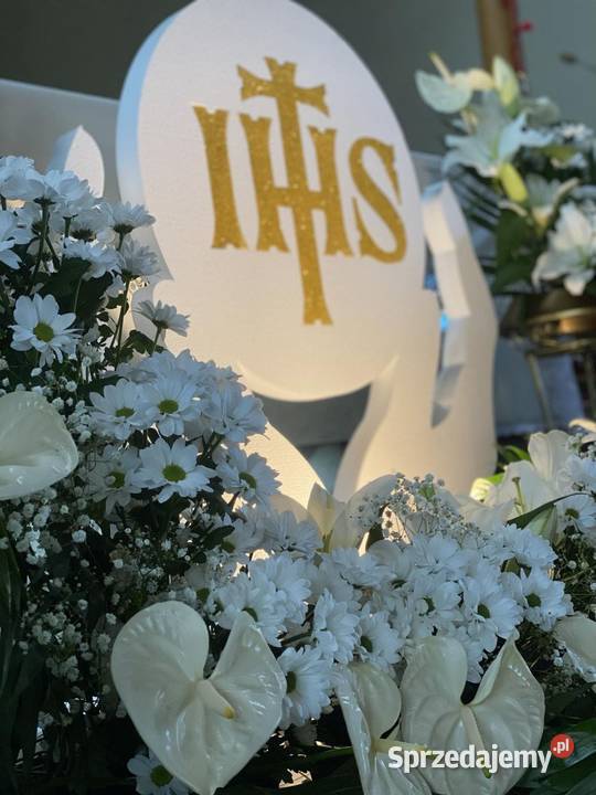 Hostia w dłoniach Dekoracja kościoła na Pierwszą Jasienica Rosielna