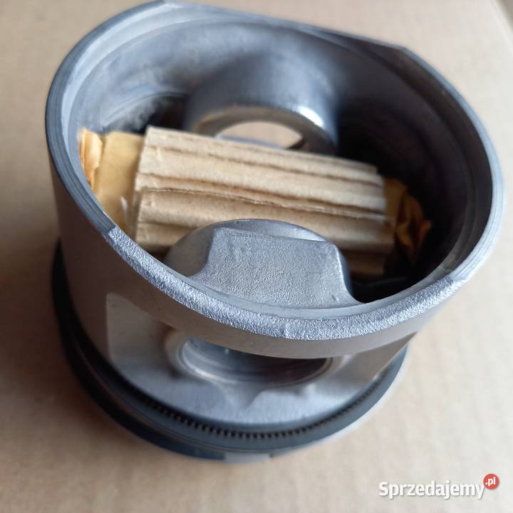 013 63 00 Tłok kplFord D18 Blok silnika