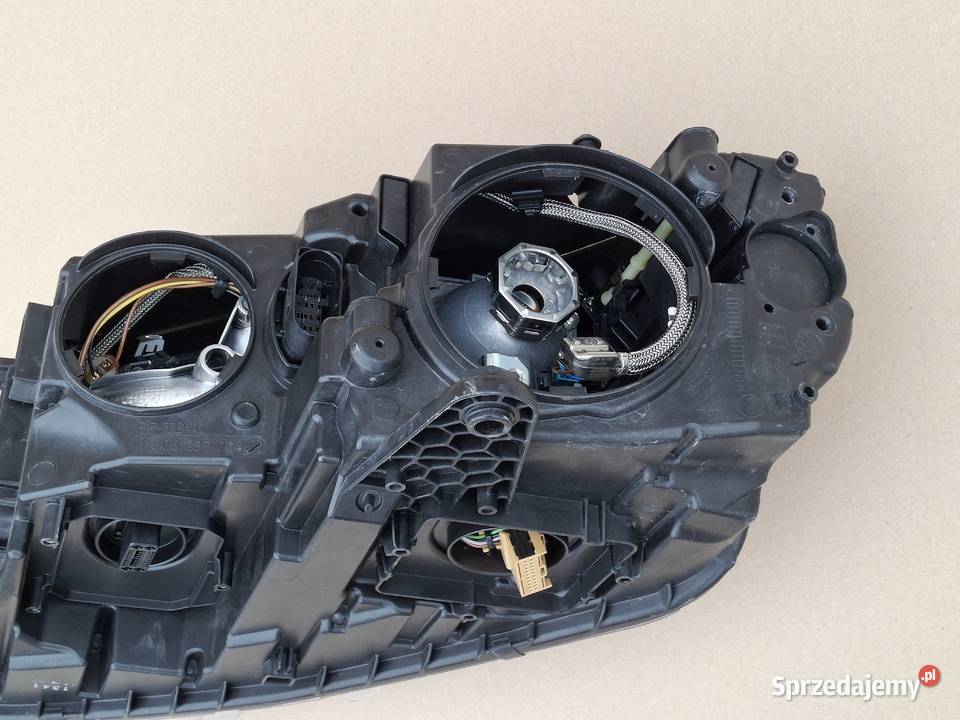 SKODA OCTAVIA 3 III REFLEKTOR PRAWY BIXENON LED osobowe Bieleń