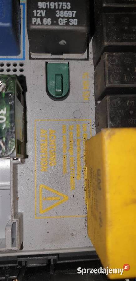 Sprzedam skrzynkę bezpieczników opel vectra B Czarnolas