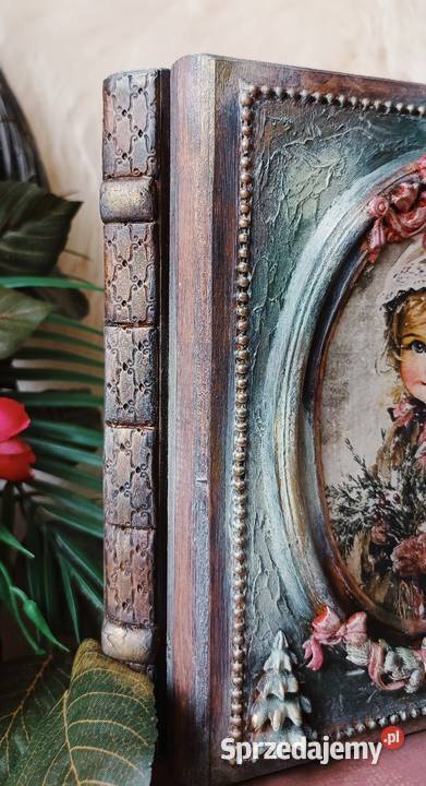 Drewniane pudełko w formie książki Rękodzieło