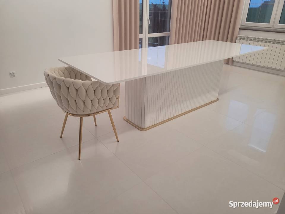 Stół COMODO złoty dekor pod nogą jadalnia salon Gierałtowiczki